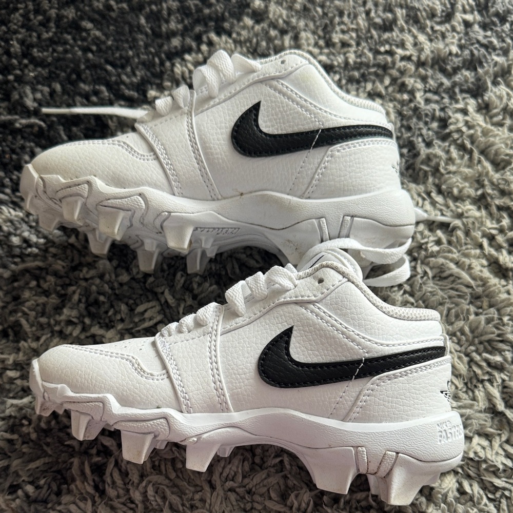 Nike child’s  White and Black baseball ⚾️ Spikes - Picture 3 of 6